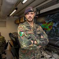 Soldaten in einem Arbeitscontainer