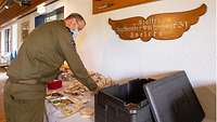 Ein jüdischer Soldat bedient sich an einem koscheren Buffet.