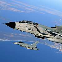 Zwei Jets fliegen zusammen einen Einsatzverband