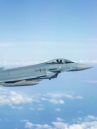 Ein Eurofighter der Alarmrotte des TLG 71 Richthofen Ein Kampfflugzeug vom Typ Eurofighter in der Luft
