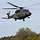 Hubschrauber in der Luft über Bäumen