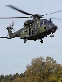 Hubschrauber in der Luft über Bäumen