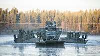 Eine Patriot-Kampfstaffel überquert auf einem amphibischen Brücken- und Übersetzfahrzeug vom Typ M3 einen Fluss