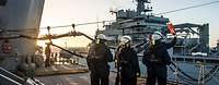 Übungen der Marine Auf dem Oberdeck eines Schiffes steht eine Gruppe von fünf Marinesoldaten in blauer Arbeitsuniform und mit Schutzhelmen.