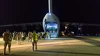 Der A400M ist auf der Uvda Airbase in Israel gelandet. Die Soldaten verlassen das Flugzeug.