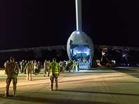Nächtliche Landung in Israel Der A400M ist auf der Uvda Airbase in Israel gelandet. Die Soldaten verlassen das Flugzeug.