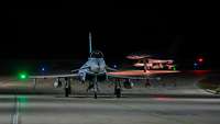 Ein Eurofighter landet in Israel Ein Eurofighter landet bei Nacht auf der Uvda Luftwaffenbasis in Israel.