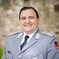 Ein Soldat mit Ausgehuniform und Taktstock