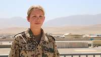 Vanessa B. im Vordergrund. Hinter ihr erstreckt sich das Marmal Gebirge