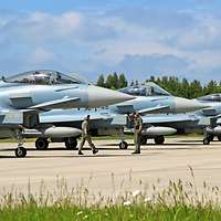 Eurofighter sind am Standort Laage aufgereiht