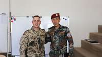 Fabio L. steht Arm in Arm neben einem kurdischen Kameraden