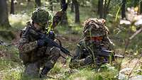 Zwei Soldaten im Wald