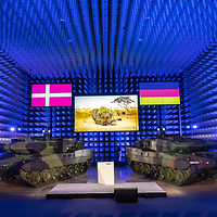 Zwei Kampfpanzer werden Halle präsentiert. An der Wand hängen die dänische und die deutsche Flagge.