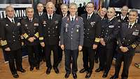 Gruppenfoto mit mehreren Admiralen in dunkelblauer Uniform, in der Mitte ein General in mittelgrauer Uniform