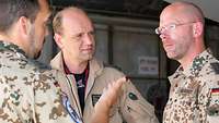 Oberstleutnant Thomas Behrendt und sein Stellvertreter im Gespräch mit dem Kontingentführer Oberstleutnant Manuel Last (mittig)
