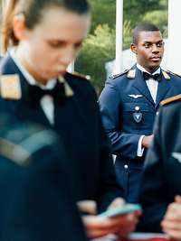 Vielfalt und Bundeswehr: Ein Obergefreiter mit Migrationshintergrund ist neben einer weiblichen Soldatin zu sehen.