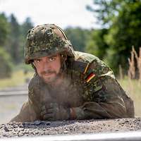 Ein Soldat überwindet die Hindernisbahn.