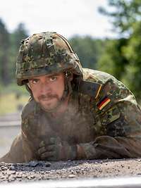 Aus dem aktiven Dienst entlassen, für die Reserve gewonnen Ein Soldat überwindet die Hindernisbahn.