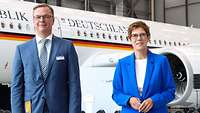 Ministerin Annegret Kramp-Karrenbauer und ein Vertreter von Airbus vor dem neuen Airbus A350-900.