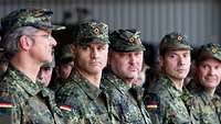 Eine Gruppe von Soldaten in Aufstellung