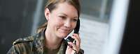 Eine Soldatin telefoniert