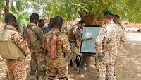 Deutscher Soldat erklärt den malischen Soldaten an einem Flipchart die Ausbildungsinhalte.
