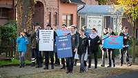 Demonstranten mit Plakaten