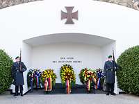 Das Ehrenmal des Deutschen Heeres heute Soldaten stehen am Ehrenmal des Deutschen Heeres