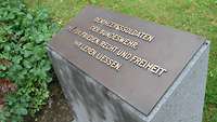 Inschrift der Stele am Ehrenmal.