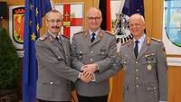 General Zorn, General Richter und Oberst Sieger geben sich die Hand.