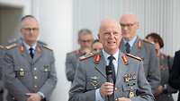 Brigadegeneralrichter spricht am Podium.