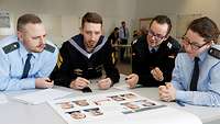 4 Lehrgangsteilnehmer erarbeiten ein Thema in der Gruppe