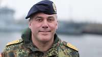 Porträtaufnahme eines Soldaten der Marine in Flecktarnuniform