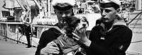 Marine historisch Bordhund Zwei Marinesoldaten in Matrosenanzug, einer trägt einen kleinen Hund auf dem Arm