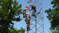 Bei dieser Übung zur Höhenrettung bergen zwei Soldaten einen dritten von einem Mast.