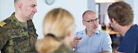 Soldaten und Zivilbeschäftigte im Gespräch