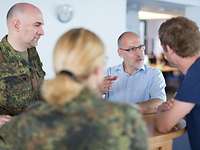 Soldaten und Zivilbeschäftigte im Gespräch Soldaten und Zivilbeschäftigte im Gespräch