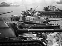 Kampfpanzer Fünf Kampfpanzer fahren nebeneinander über ein Feld.