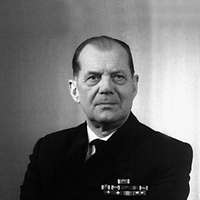 Porträtaufnahme eines Admirals in dunkler Uniform