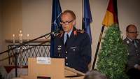 Generalmajor Poschwatta steht an einem Pult und hält anlässlich der Gedenkstunde eine Rede 