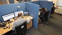 Mitarbeiter der Karriere-Hotline beantworten am Telefon die Fragen der Anrufer