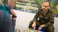 Karriereberater im Showroom der Bundeswehr in Berlin 