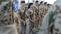 Soldaten der Mission Atalanta sind an Deck angetreten. Angetretene Soldaten stehen nebeneinander an Deck.