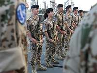 Soldaten der Mission Atalanta sind an Deck angetreten. Angetretene Soldaten stehen nebeneinander an Deck.