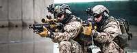 Soldaten des Mobile Training Teams der Bundeswehr beim Training Zwei Soldaten knien auf dem nassen Boden mit der Waffe im Anschlag.