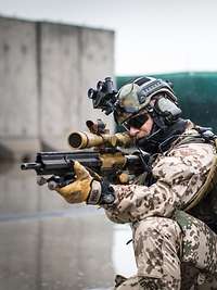 Soldaten des Mobile Training Teams der Bundeswehr beim Training Zwei Soldaten knien auf dem nassen Boden mit der Waffe im Anschlag.