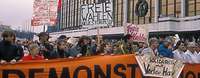 Demonstration für freie Wahlen vor dem Palast der Republik in Ost-Berlin Menschen demonstrieren mit Transparenten vor dem Palast der Republik.