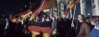 Viele Menschen mit Deutschland-Flaggen am Brandenburger Tor