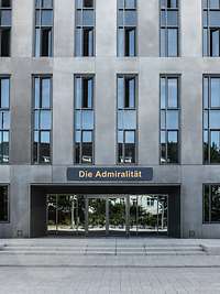 Ein graues Gebäude mit zahlreichen Fenstern und einer Beschriftung: die Admiralität.