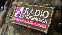 Der Patch von Radio Andernach auf der Brusttasche einer Uniform im Fokus. 